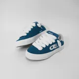 Zapatillas bajas de gamuza color azul con detalles en blanco, cordones gruesos blancos y suela blanca.