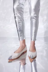 Ballerinas color beige con puntera plateada, hechas artesanalmente en cuero ovino de alta calidad con proceso de impermeabilizado.