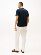 Remera de cuello redondo confeccionada en puro algodón, con corte regular. Presenta un parche rectangular con el logo de Tommy Hilfiger New York en el pecho y un pequeño logo bordado en la manga.