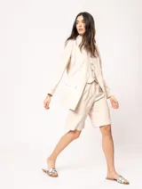 Blazer oversized color beige de corte recto, confeccionado en tela con lino.