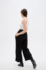Pantalón ancho negro de poliéster, con tiro alto y cintura elástica.