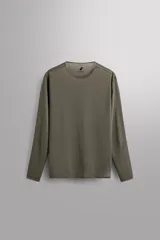 Camiseta de manga larga Zara Athleticz confeccionada en tejido técnico semitransparente, ligero y elástico, con cuello redondo y aberturas laterales en el bajo.