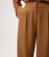 Pantalón wide leg de corte amplio y fluido, confeccionado en mezcla de viscosa y lino. Presenta pinzas en la parte delantera y cintura elastizada en la espalda.