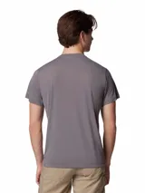 Remera de hombre Columbia de manga corta y cuello redondo, diseñada con tecnología de enfriamiento activado por transpiración y tejido que absorbe la humedad. Presenta un diseño técnico con paneles laterales y logo de la marca estampado en el pecho.