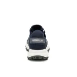 Championes Caterpillar Urban Tracks Sport, color azul marino con entresuela blanca y suela gris. Confeccionados en una combinación de cuero y malla, con cordones y suela de alta tracción.