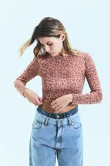 Jean de corte oversize con tiro medio-alto, confeccionado en algodón con lavado ice color celeste.