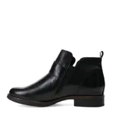 Bota corta de cuero negro con diseño clásico, punta redonda y taco bajo. Presenta una tira decorativa con hebilla metálica lateral y elástico en el costado para facilitar el calce.