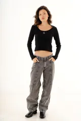 Pantalón de jean azul de corte recto y tiro medio, con costuras decorativas en contraste y bordado exclusivo en la parte frontal.