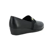 Zapato casual Moleca de taco corrido bajo, confeccionado en napa sintética color negro. Presenta un diseño tipo mocasín con una banda elástica en el empeine y un detalle metálico decorativo.