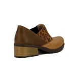 Zapato casual de cuero color maíz con detalle de animal print en el lateral y elástico en la parte superior. Taco bajo de madera y suela de goma.