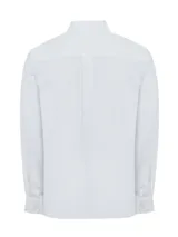 Camisa de manga larga de popelina de algodón en color blanco, marca RKF modelo Easysolid. Cuenta con cuello clásico, cierre frontal de botones y un bolsillo en el pecho con el logo bordado al tono.