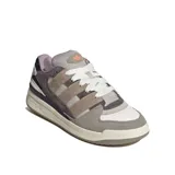 Championes Adidas Forum 2000, con capellada de cuero y gamuza en tonos grises, beige y blanco. Presentan las tres tiras laterales en beige y suela color crema.