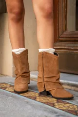 Botas de caña media en cuero gamuzado color tostado, con diseño fruncido y cierre lateral.