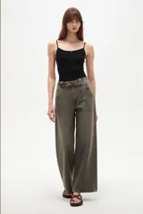 Body de tirantes finos, con escote recto y diseño ajustado al cuerpo.
