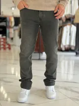 Pantalón de jean color beige, de corte recto y tiro estándar.
