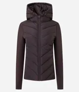 Campera acolchada Marfinno de color marrón, con diseño matelassé en V en el frente y la espalda, capucha ajustable con cordón, cierre frontal con cremallera y mangas y laterales de tejido liso.