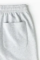 Short de felpa liviana de algodón, color gris melange, con cintura elástica, bolsillos laterales y corte estándar.