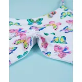 Bikini blanco con estampado de mariposas de colores, de dos piezas, con corpiño tipo triángulo con tiras cruzadas en el abdomen y bombacha tipo tanga.