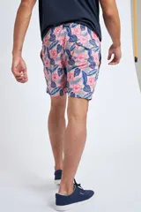 Short de baño con cintura elástica y cordón ajustable, confeccionado en tela ligera de secado rápido. Presenta un estampado botánico integral en tonos amarillos, blancos y azules, con dos bolsillos delanteros y uno posterior.