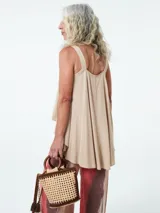 Top negro con breteles anchos y corte holgado.