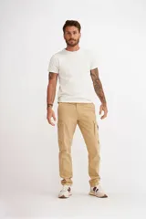 Pantalón cargo azul marino de corte recto con múltiples bolsillos y cierre de botón y cremallera.