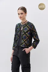 Saco corto negro con estampado geométrico de lentejuelas multicolor, cuello redondo y cierre frontal.