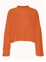 Sweater naranja de punto acanalado con cuello alto.