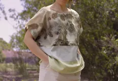 Blusa manga dolman, color salmón, con espalda entera y botones de madera.