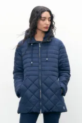Campera azul marino con diseño capitoneado de rombos, cierre frontal con cremallera y capucha.