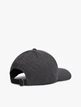Gorra de béisbol gris oscuro de seis paneles con diseño integral de logos en jacquard, ojales de ventilación y visera curvada.