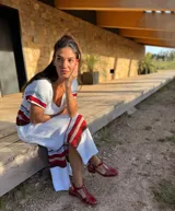 Vestido largo tejido a rayas horizontales en color blanco, rojo, marrón y celeste.