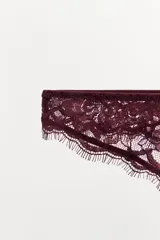 Tanga de encaje color vino tinto, con tiro medio y cintura elástica.