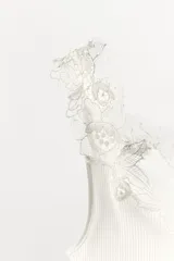 Top de punto rib negro con escote redondo y tirantes anchos decorados con aplicación de encaje a tono.