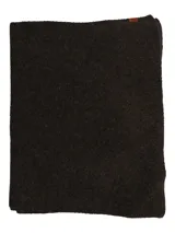 Bufanda de tejido de punto en color marrón chocolate, con textura suave y etiqueta pequeña de cuero sintético en el extremo inferior.