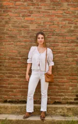 Bandolera de cuero color camel con correa larga regulable.