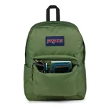 Mochila JanSport Superbreak color verde oliva con logo rectangular de la marca en azul y rojo.