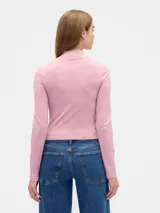 Remera de manga larga con cuello alto tipo polera, color rosado, con logo de la marca Gap bordado en el centro del pecho.