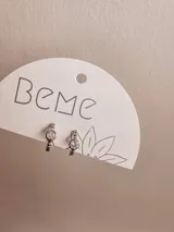 Par de aros pequeños, tipo argolla, dorados con un cristal engarzado.