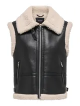 Chaleco estilo aviador de cuero sintético negro con interior y detalles en corderito sintético color crema. Presenta cuello solapa, cierre frontal con cremallera metálica y bolsillos laterales con cierre.