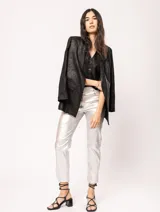 Blazer oversized color beige de corte recto, confeccionado en tela con lino.