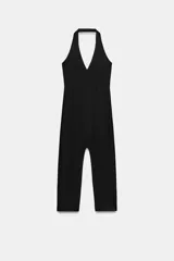 Mono de poliamida color negro con escote halter y escote en V profundo, de corte ajustado y largo por encima de la rodilla.