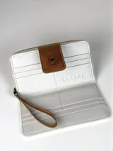 Billetera tipo sobre de cuero con textura combinada, cuerpo principal en color blanco con efecto croco y detalles en cuero liso color marrón. Incluye una solapa frontal con cierre magnético y logo de búho grabado, además de una correa de muñeca desmontable.