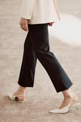 Zapato destalonado de piel en color blanco, con tacón kitten fino, tira trasera elástica y punta fina.