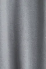 Remera entallada de punto de algodón elástico, color gris, con cuello redondo fino ribeteado y bajo recto.