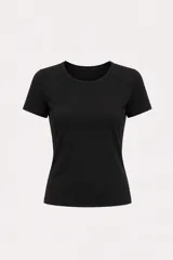 Camiseta de manga corta con cuello redondo, confeccionada en una mezcla de algodón y viscosa, con un ajuste entallado a la silueta.