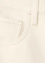 Jeans de corte relaxed fit color marfil, de tiro medio con bolsillos delanteros y traseros.