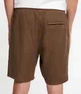Bermuda relaxed de hombre confeccionada en algodón texturizado canale, color marrón. Cuenta con cintura elástica, cordón para ajuste y bolsillos.