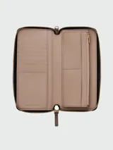Billetera de cuero Marc Jacobs modelo The Continental Wallet, color beige, con cierre perimetral de cremallera metálica dorada y compartimentos internos para tarjetas y billetes.