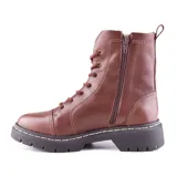 Bota de cuero color marrón con cordones, caña media, suela track y detalle de costuras.