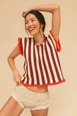 Top tejido a crochet con rayas verticales color crema y bordó, con volados en los bordes.